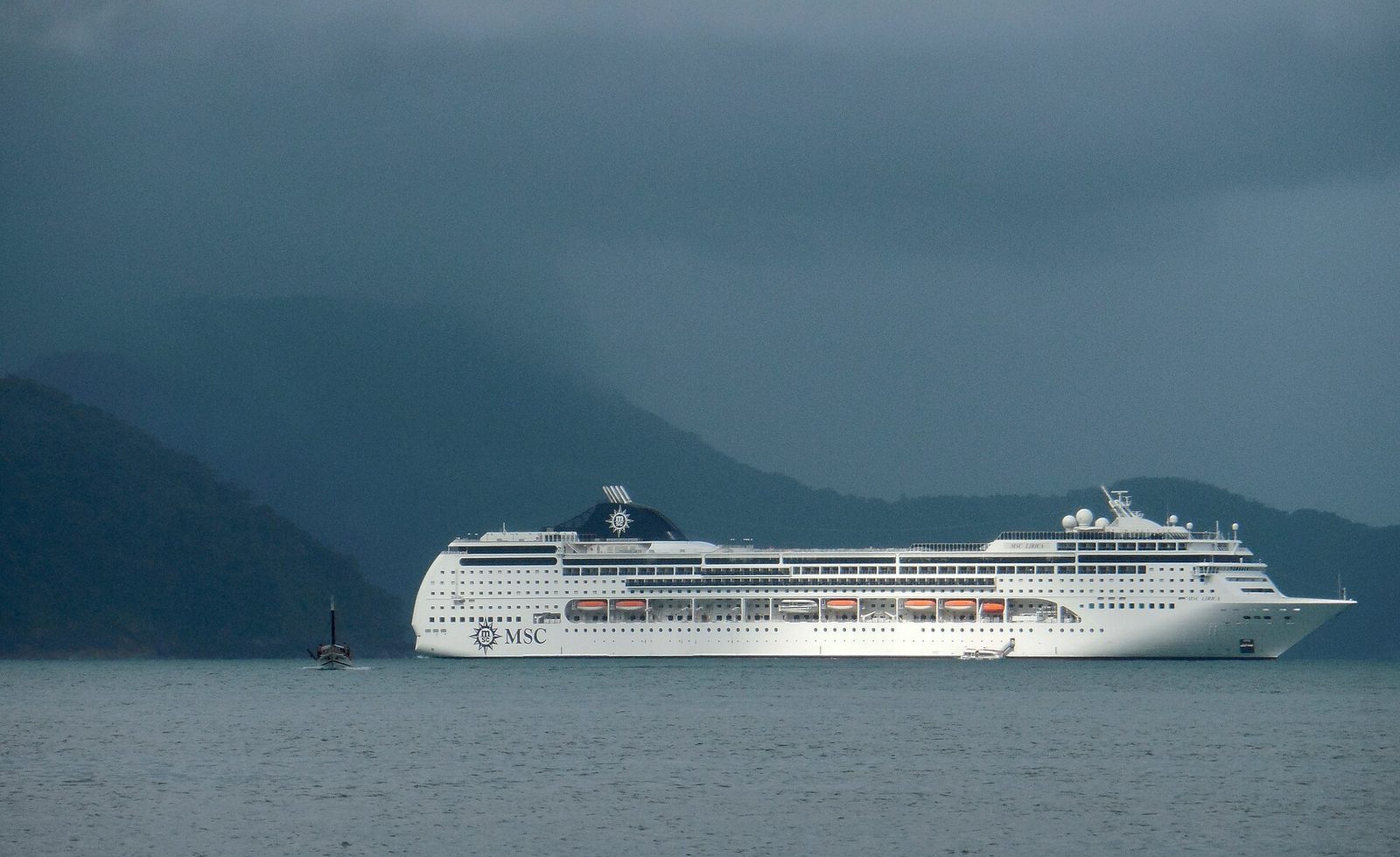 Круизный лайнер MSC Lirica в море
